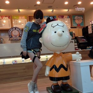 2NE1's Park Bom, Dara & CL take photos with Charlie Brown and Snoopy