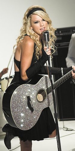 Swift and her guitar