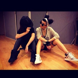  CL's Instagram Update: "Talking to my gizibe" (131007)