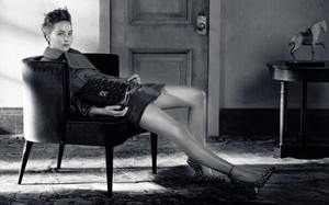  Jennifer Lawrence photographed سے طرف کی Michael Baumgarten for Dior
