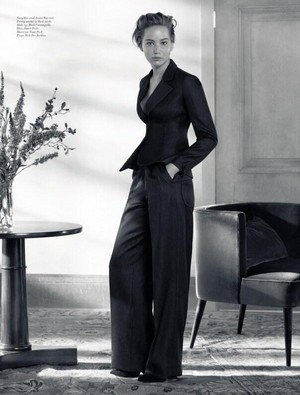  Jennifer Lawrence photographed 由 Michael Baumgarten for Dior