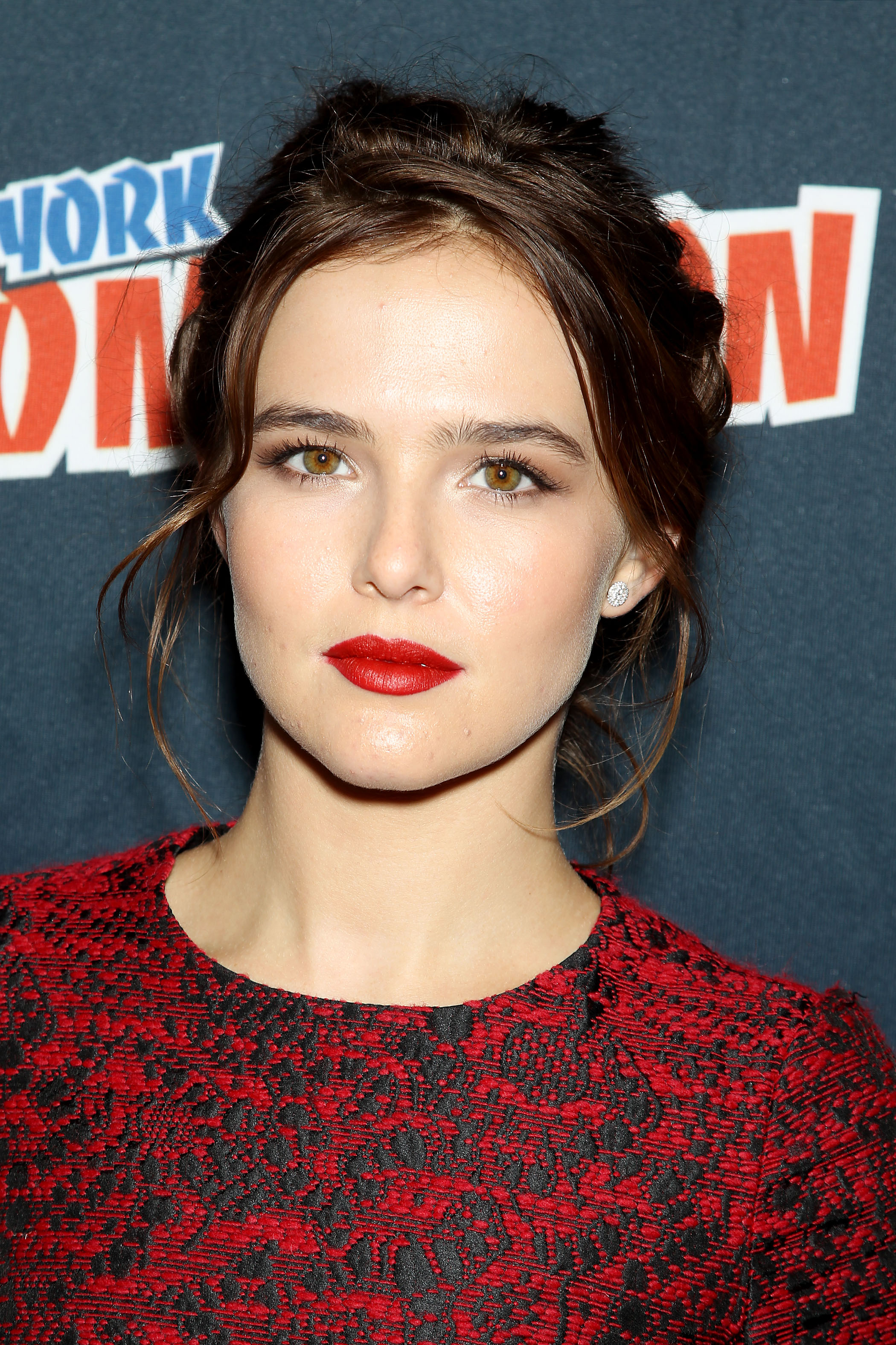 NY-Comic-Con-2013-Zoey-Deutch-the-vampire-academy-blood-sisters-35794495-2100-3150
