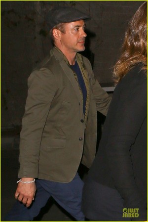  Robert Downey Jr. & Susan Hold Hands at 'Maroon 5' концерт