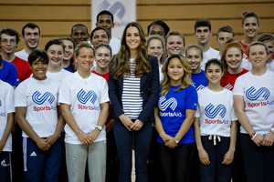 .Kate Middleton Plays voleibol at Olympic Park