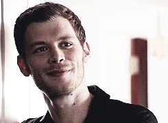 Klaus smiling in Tangled Up in Blue