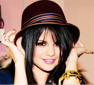  Selena's so cute