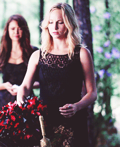  Caroline - The Vampire Diaries "For Whom the chuông, bell Tolls"