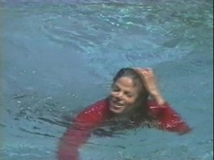  Michael After Being Pushed Into The Pool sa pamamagitan ng Macaulay Culkin