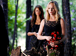  The Vampire Diaries "For Whom the cloche, bell Tolls"