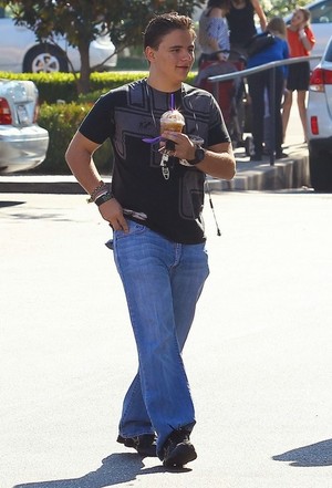  *NEW PHOTOS* (Nov. 9) Prince Jackson leaving 星巴克 in Calabasas, CA 2013 :)