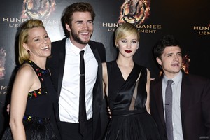  The Hunger Games: Catching moto Paris Premiere [HQ]