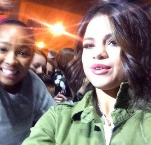  Selena with प्रशंसकों after her Las Vegas संगीत कार्यक्रम - November 9
