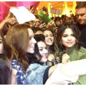  [MORE] Selena meets Фаны after her концерт - November 9