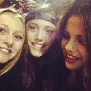 Selena meets شائقین after her کنسرٹ - November 10