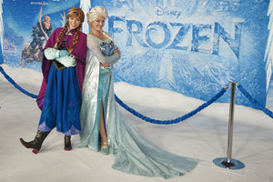  Anna and Elsa at the 《冰雪奇缘》 premiere.