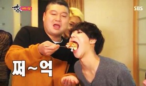  Hodong feeds Taemin