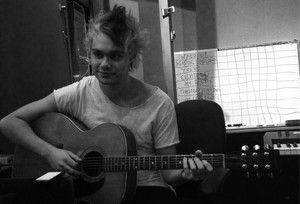  Michael with his đàn ghi ta, guitar