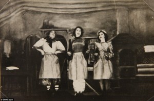  A fotografia of everyone involved in the play aladdin