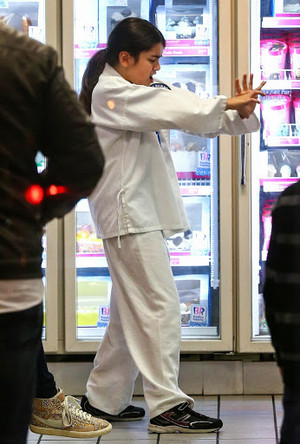  NEW PHOTOS* (Dec. 9) Blanket Jackson enjoys ice cream with Prince after winning new karate ceinture