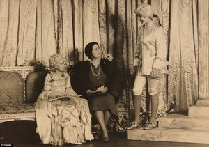  퀸 performed alongside Princess Margaret in 신데렐라 in 1941