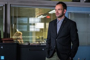  Elementary - Episode 2.13 - All In The Family - Promotional foto-foto