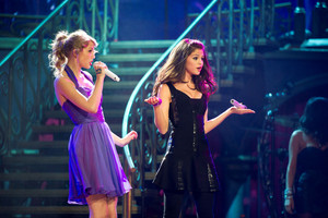 Selena and Taylor on live concert