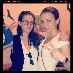  kristen with a پرستار
