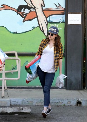  Kristen shopping with বন্ধু in LA
