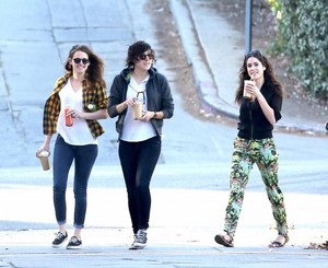  Kristen shopping with friends in LA