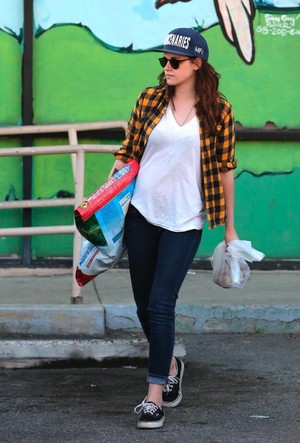 Kristen shopping with friends in LA