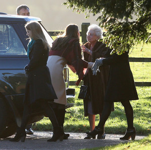  The Royal Family Attends Рождество день Service