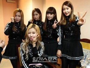 Crayon Pop backstage at The 28th Golden Disk Awards