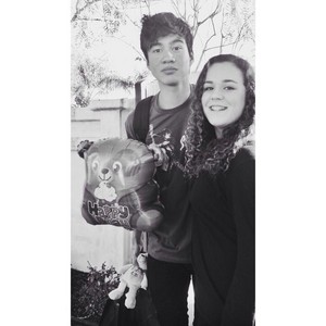  Calum with a fã on his bday