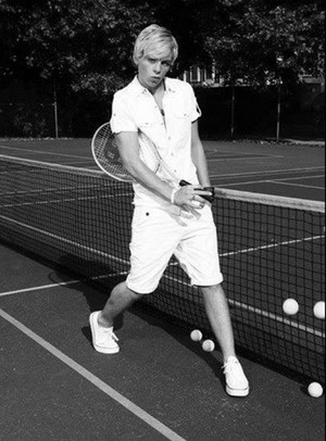  Lynch Playing テニス