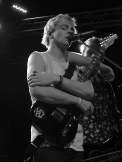  Ross And His gitarre