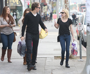 Emma Roberts out shopping with फ्रेंड्स - Jan. 28, 2014