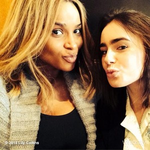  Lily Collins - WhoSay 사진