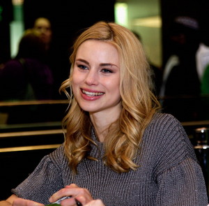  Lucy Fry signing for VA