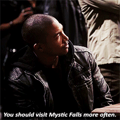  "You’re in a good mood, tu should visit Mystic Falls más often."