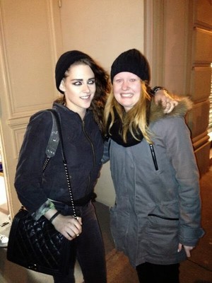  Kristen With fãs In Paris