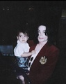 Michael & Baby Blanket:) - michael-jackson photo
