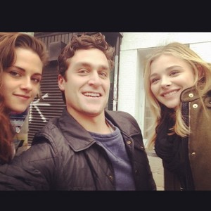  Kristen with অনুরাগী and Chloe Moretz in New York