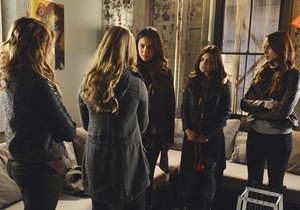  Pretty Little Liars season finale 4.24 "A is for Answers" - promotional фото