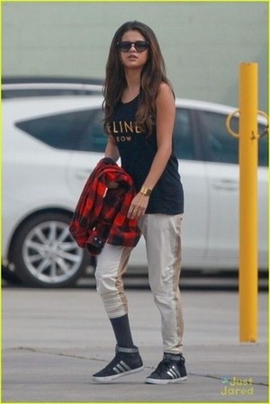  Selena Gomez going to a dance studio in Burbank (March 3)