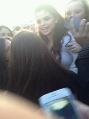  Selena meeting 粉丝 in Houston (March 9)