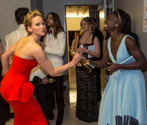  Jennifer Lawrence tried to "steal" Lupita Nyong'o's Oscar trophy