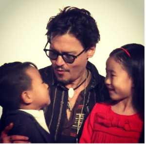 Aww, Johnny with little chinese fans