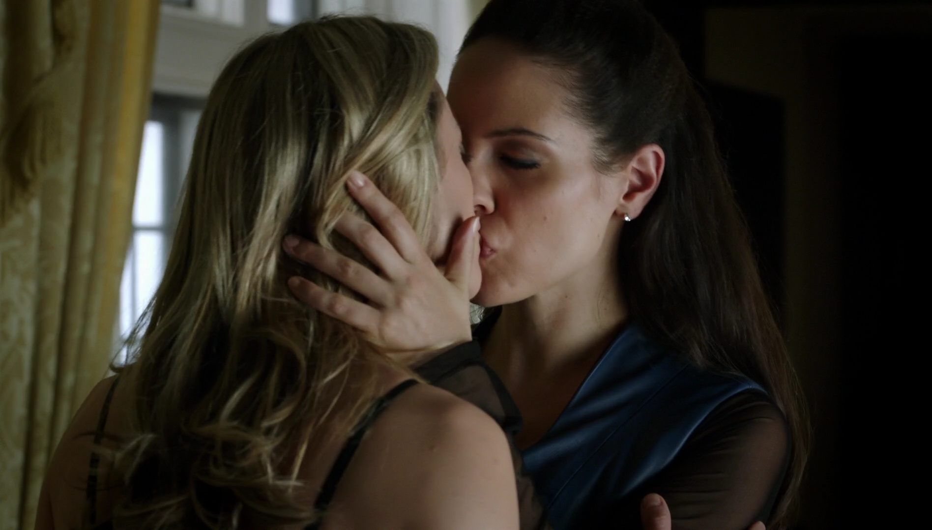 Best lesbian kiss ever