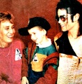 Michael Backstage With His Fans - michael-jackson photo