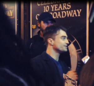  Daniel Radcliffe With a 粉丝 At Cort theatre(FB.com/DanielJacobRadcliffeFanClub)